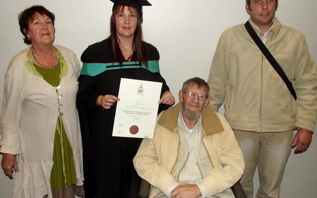 Vlnr is Mercia du Toit, Jolandi en JC Oosthuizen, met Kobus du Toit voor in die rolstoel,  na afloop van Jolandi se gradeplegtigheid in die Kaap